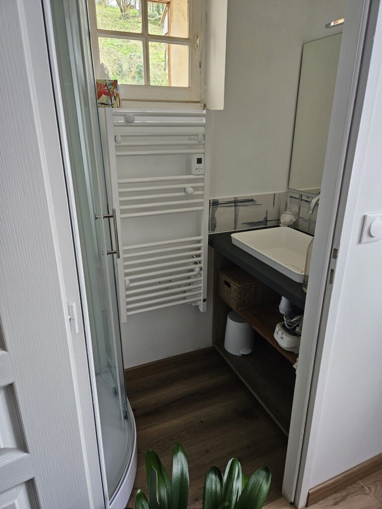 MAISON EN PIERRE LA GARETTE AU BORD DE L EAU – 3 pièces – 2 chambres – 6  – 94 m²