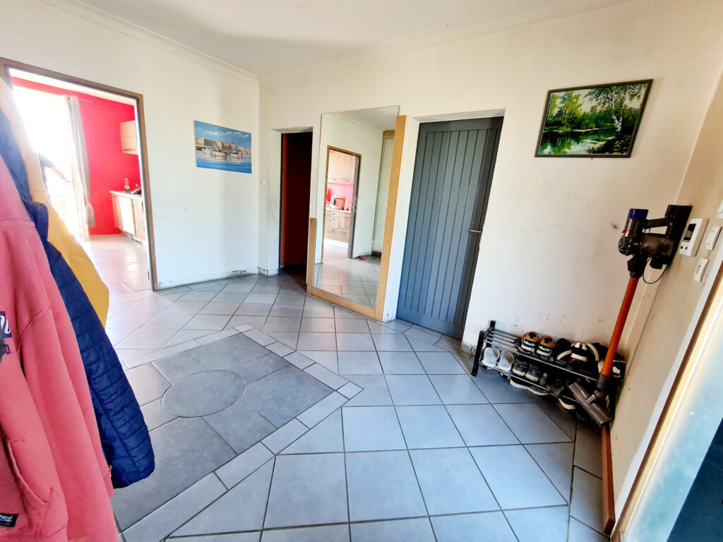 Propriété perchée sur les coteaux comprenant deux bâtiments  – 9 pièces – 6 chambres – 6  – 272 m²