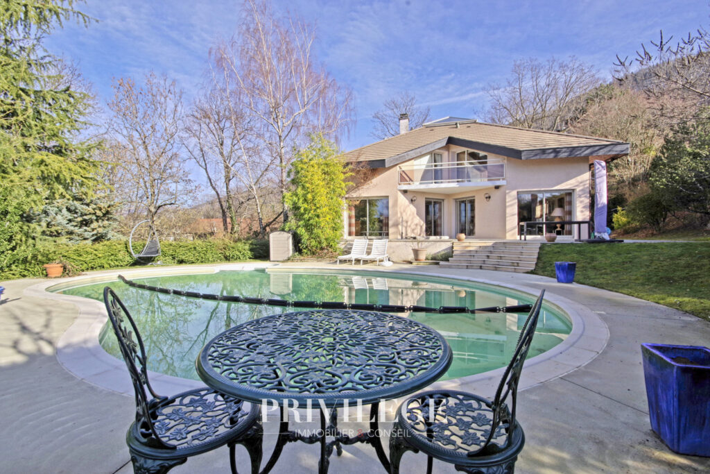 Villa de 220m2 avec piscine et sous-sol – 7 pièces – 5 chambres – 8  – 220 m²