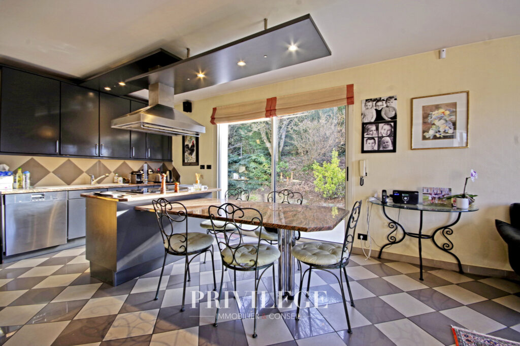 Villa de 220m2 avec piscine et sous-sol – 7 pièces – 5 chambres – 8  – 220 m²