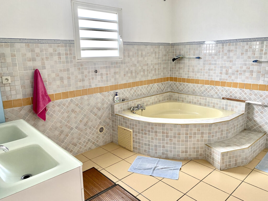 LE TAMPON Maison 6 pièces de 219 m2 – 6 pièces – 5 chambres – 6  – 219 m²