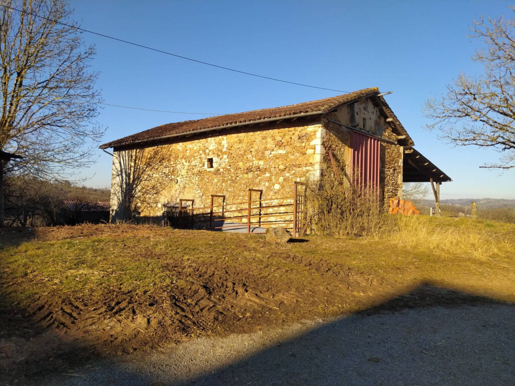Grange à restaurer sur SANT SANTIN DE MAURS – 1 pièce – 1 chambre – 6  – 110 m²