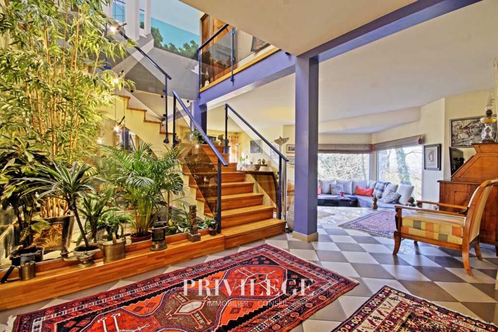 Villa de 220m2 avec piscine et sous-sol – 7 pièces – 5 chambres – 8  – 220 m²