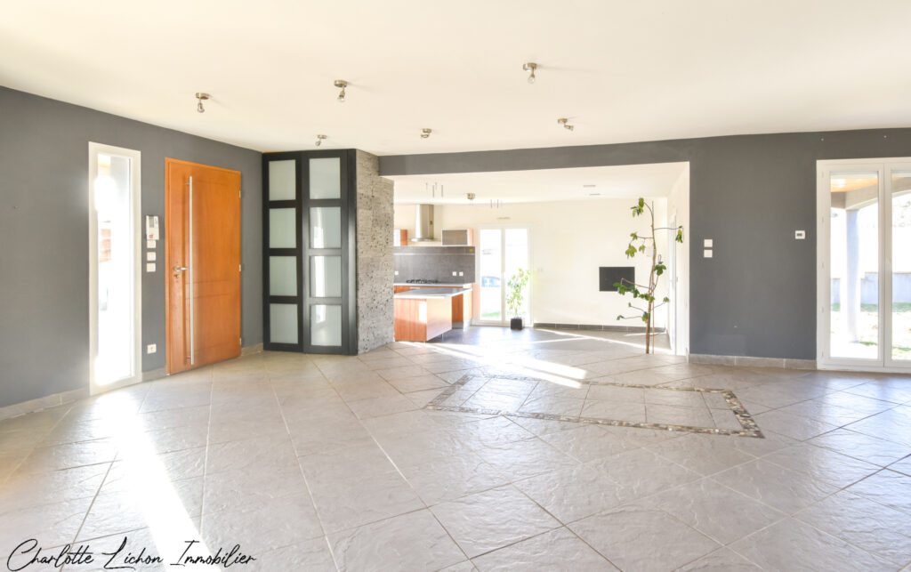 Maison de 184 m2 – 4 chambres – 2 039 m2 de terrain  – 7 pièces – 4 chambres – 6  – 184 m²