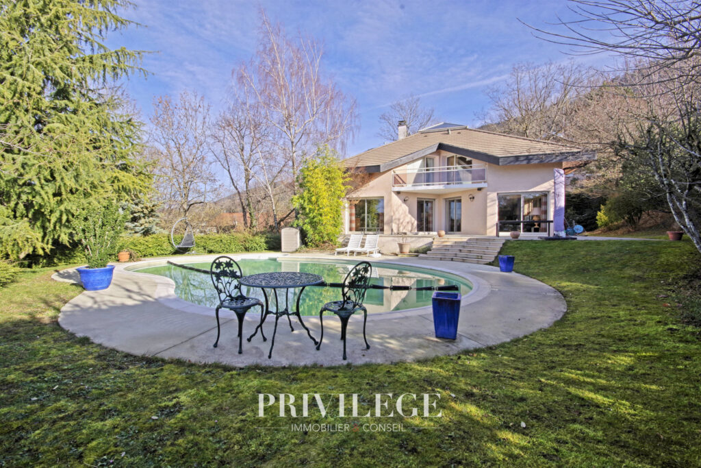 Villa de 220m2 avec piscine et sous-sol – 7 pièces – 5 chambres – 8  – 220 m²