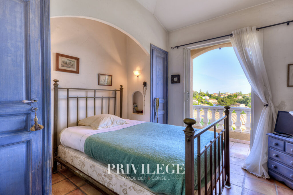 Villa 7 pièces Antibes avec piscine au calme – 7 pièces – 5 chambres – 8  – 238 m²