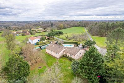 ENSEMBLE DE DEUX MAISONS DE PLAIN PIED – DÉPENDANCES ET PISC – 7 pièces – 4 chambres – 170 m²