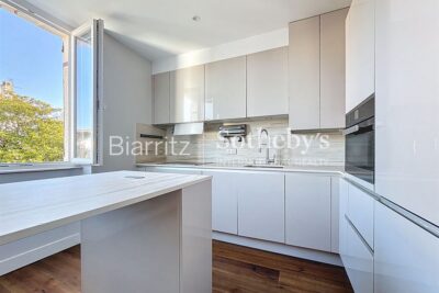 SAINT-JEAN-DE-LUZ – Appartement à deux pas du centre et de la plage – 2 pièces – 1 chambre – 50 m²