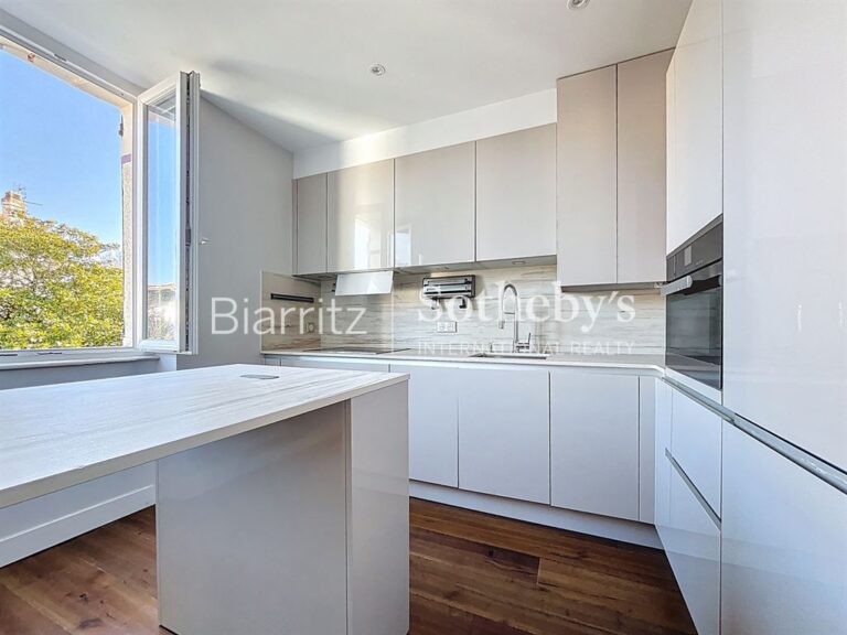 SAINT-JEAN-DE-LUZ – Appartement à deux pas du centre et de la plage – 2 pièces – 1 chambre – 50 m²