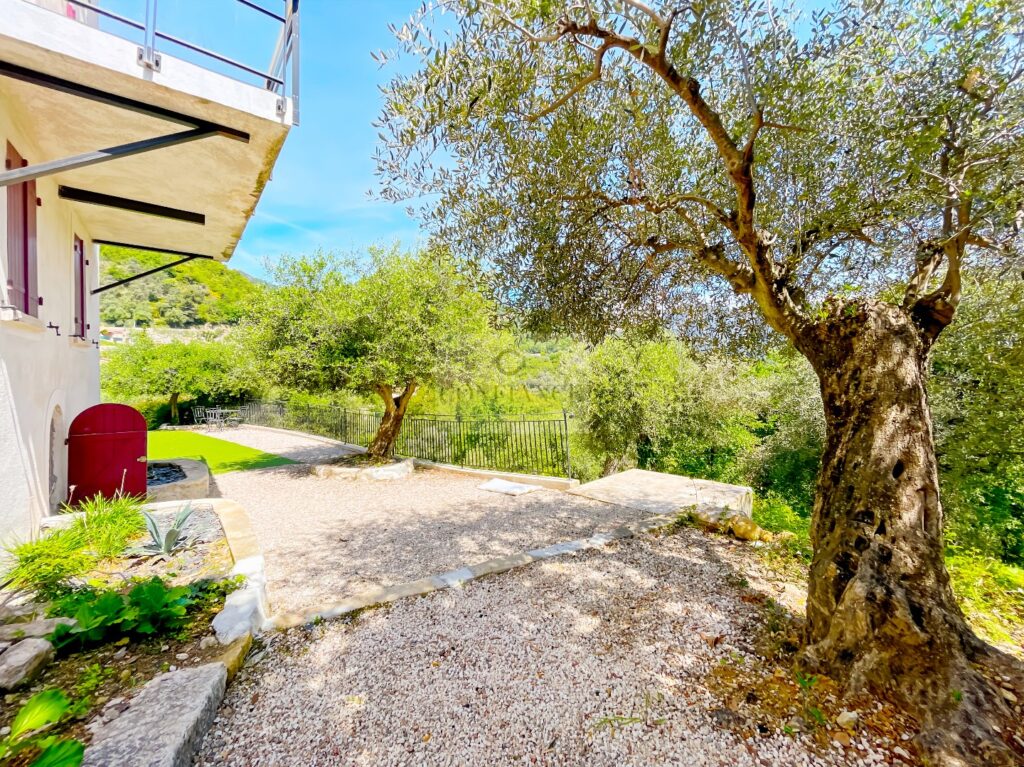 Maison individuelle – 5 pièces – 3 chambres – 165 m²