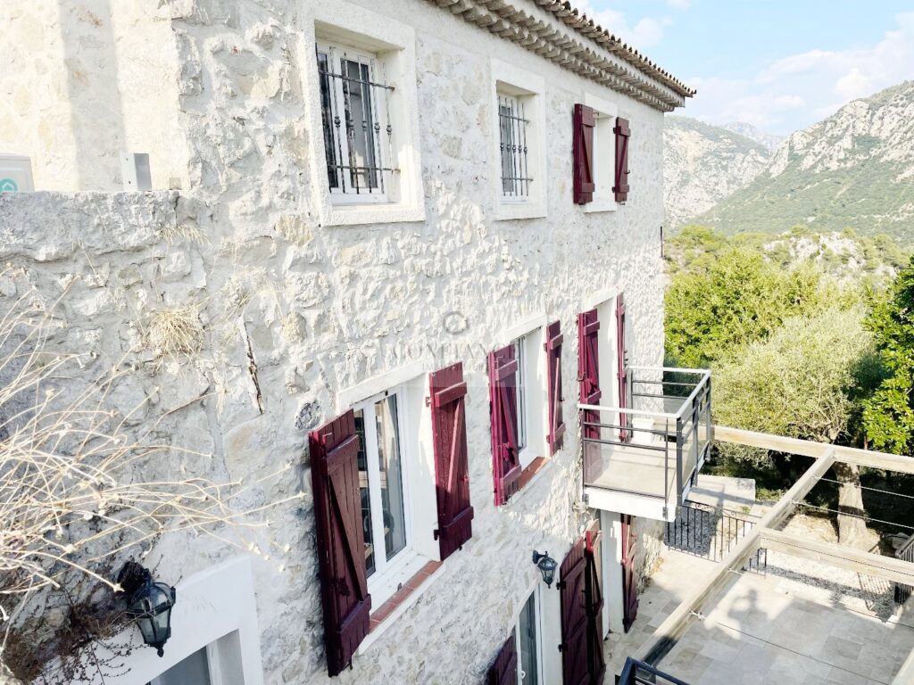 Maison individuelle – 5 pièces – 3 chambres – 165 m²