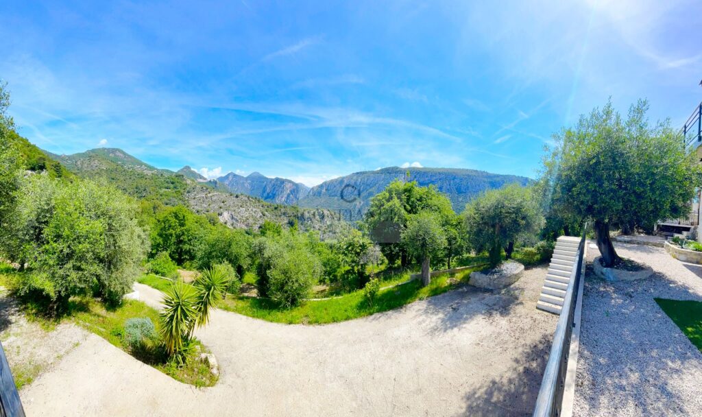 Maison individuelle – 5 pièces – 3 chambres – 165 m²