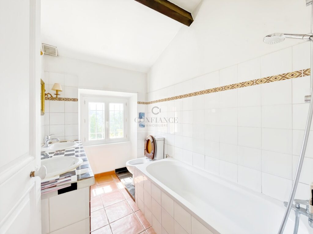 Maison individuelle – 5 pièces – 3 chambres – 165 m²