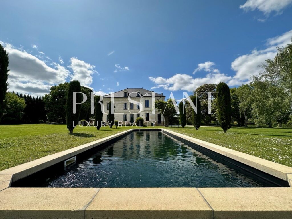 Maison – 14 pièces – 8 chambres – 655 m²