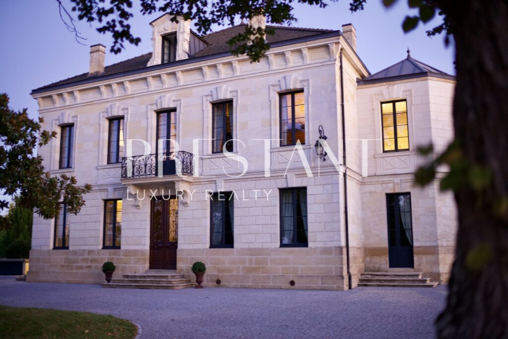 Maison – 14 pièces – 8 chambres – 655 m²