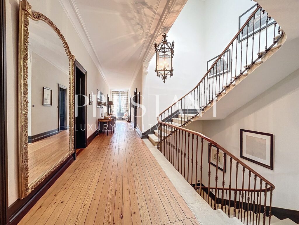 Maison – 14 pièces – 8 chambres – 655 m²