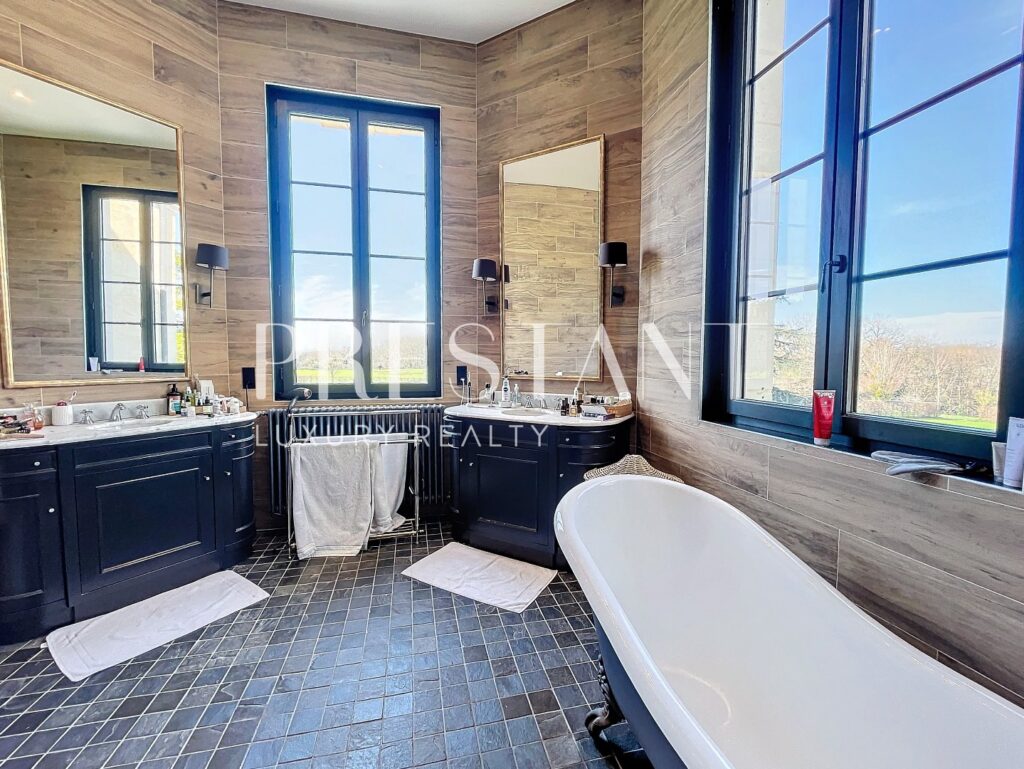 Maison – 14 pièces – 8 chambres – 655 m²