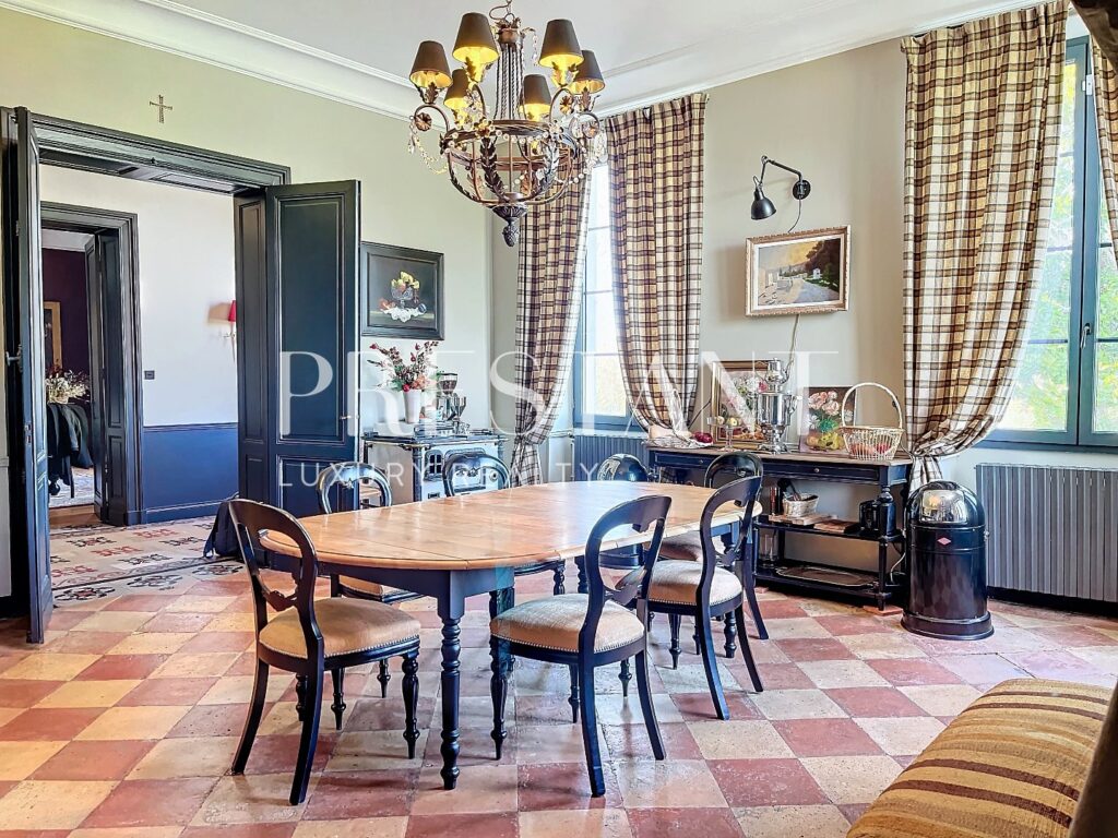 Maison – 14 pièces – 8 chambres – 655 m²