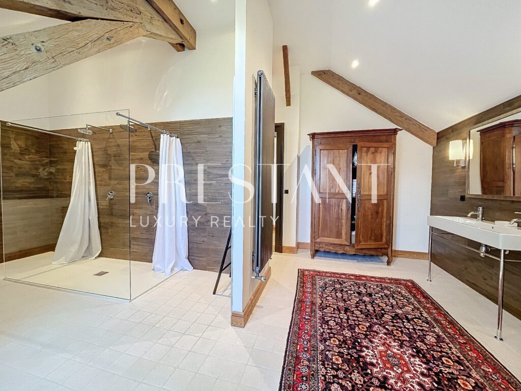 Maison – 14 pièces – 8 chambres – 655 m²