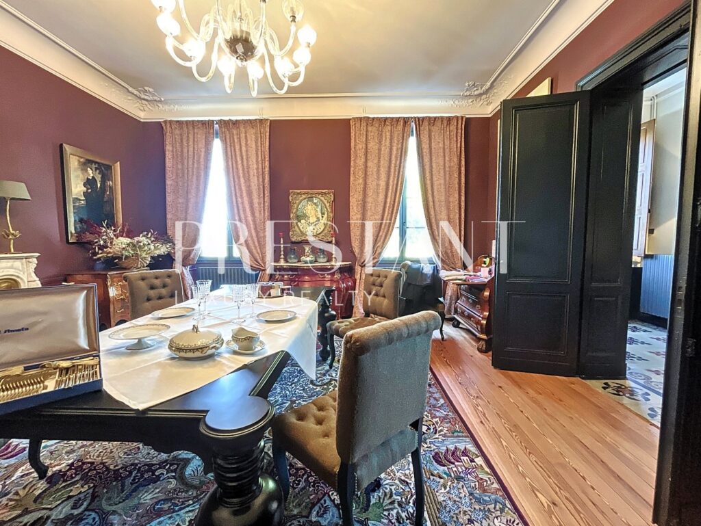 Maison – 14 pièces – 8 chambres – 655 m²