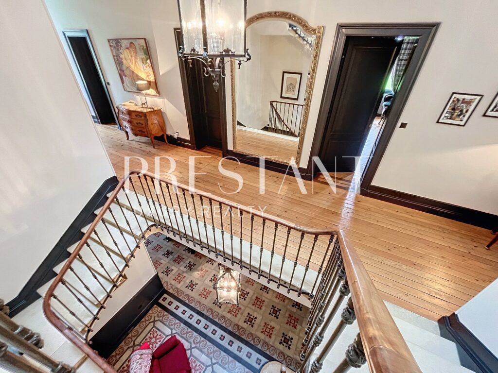 Maison – 14 pièces – 8 chambres – 655 m²