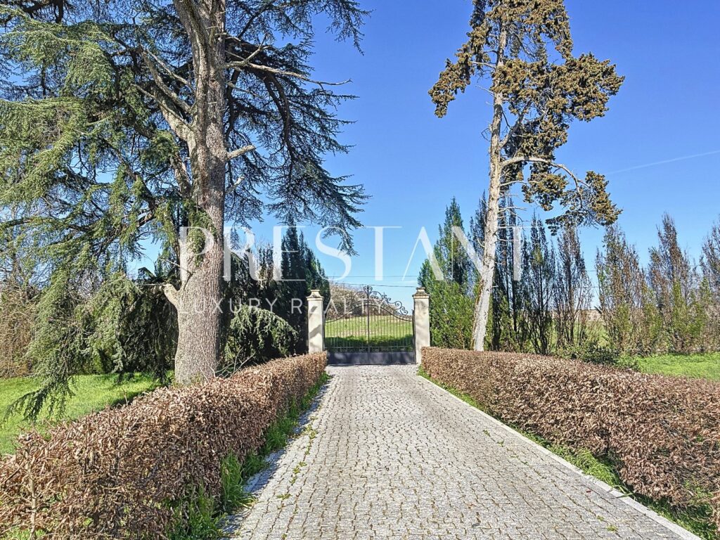 Maison – 14 pièces – 8 chambres – 655 m²