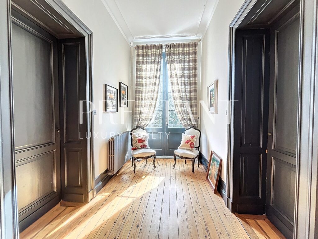 Maison – 14 pièces – 8 chambres – 655 m²