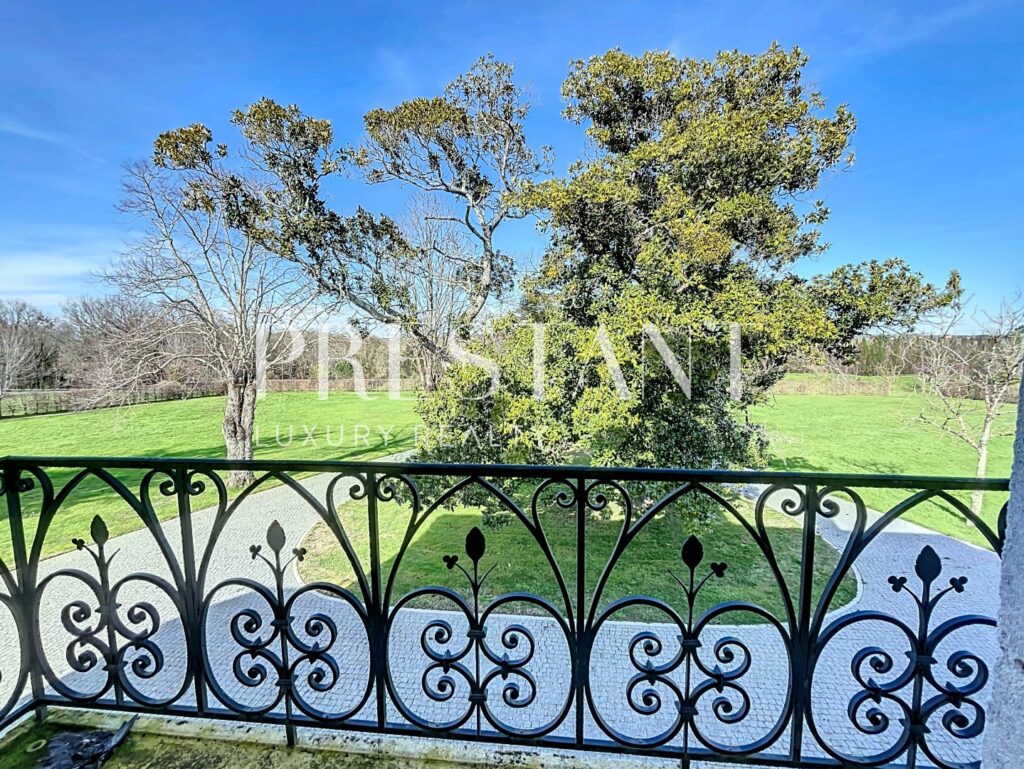 Maison – 14 pièces – 8 chambres – 655 m²