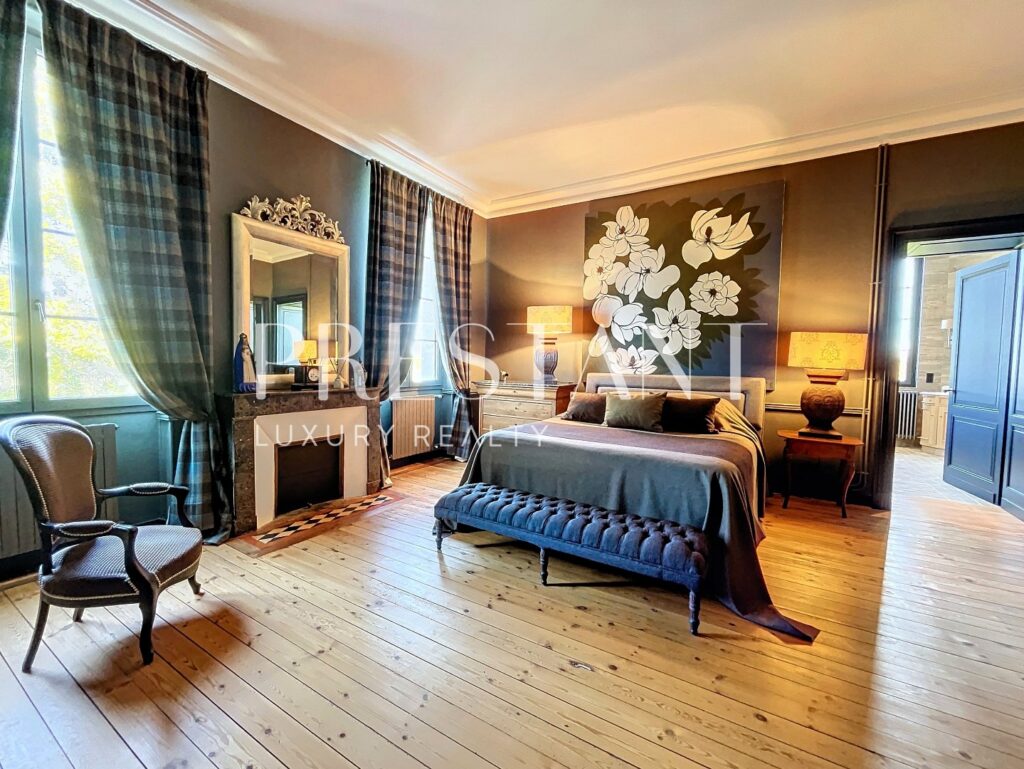 Maison – 14 pièces – 8 chambres – 655 m²