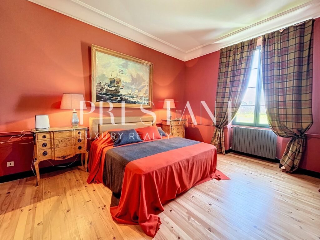 Maison – 14 pièces – 8 chambres – 655 m²