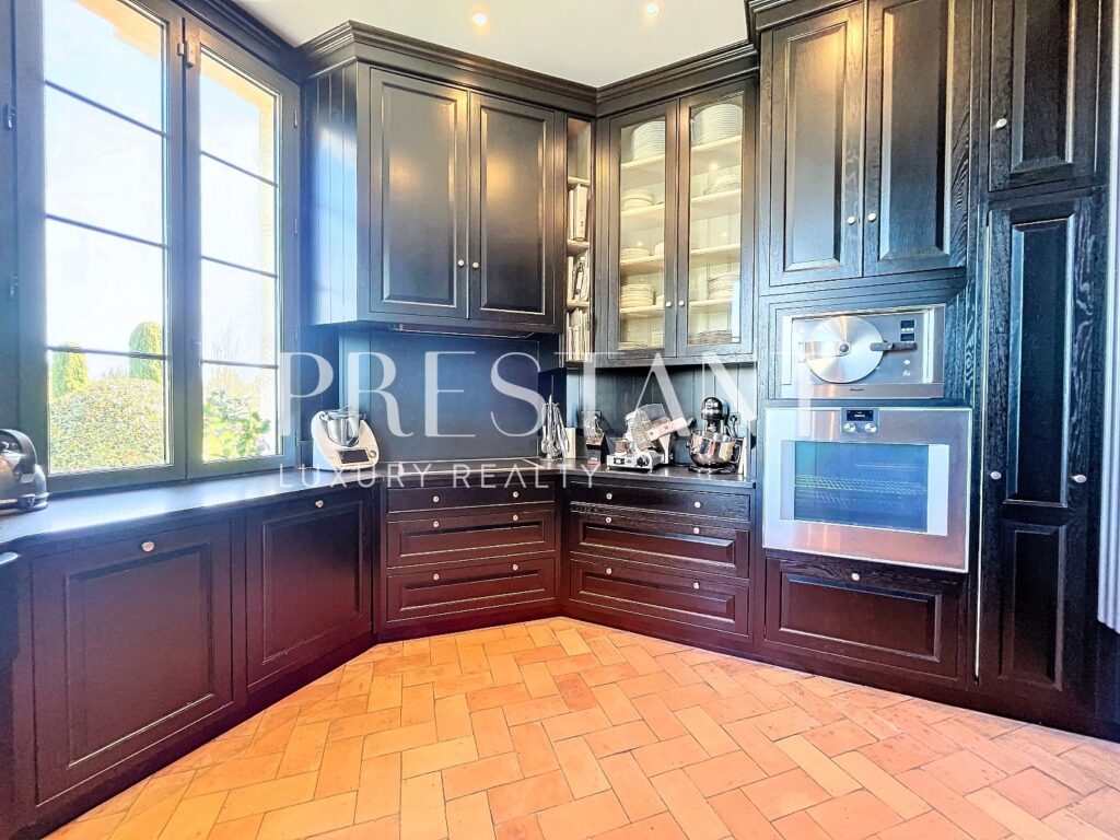 Maison – 14 pièces – 8 chambres – 655 m²