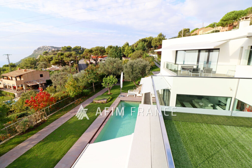 Superbe Villa moderne avec piscine, 350 m² habitables sur un t – 8 pièces – 4 chambres – 350.00 m²