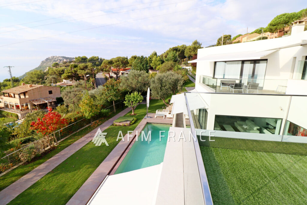 Superbe Villa moderne avec piscine, 350 m² habitables sur un t – 8 pièces – 4 chambres – 350.00 m²