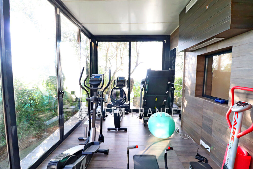 Superbe Villa moderne avec piscine, 350 m² habitables sur un t – 8 pièces – 4 chambres – 350.00 m²