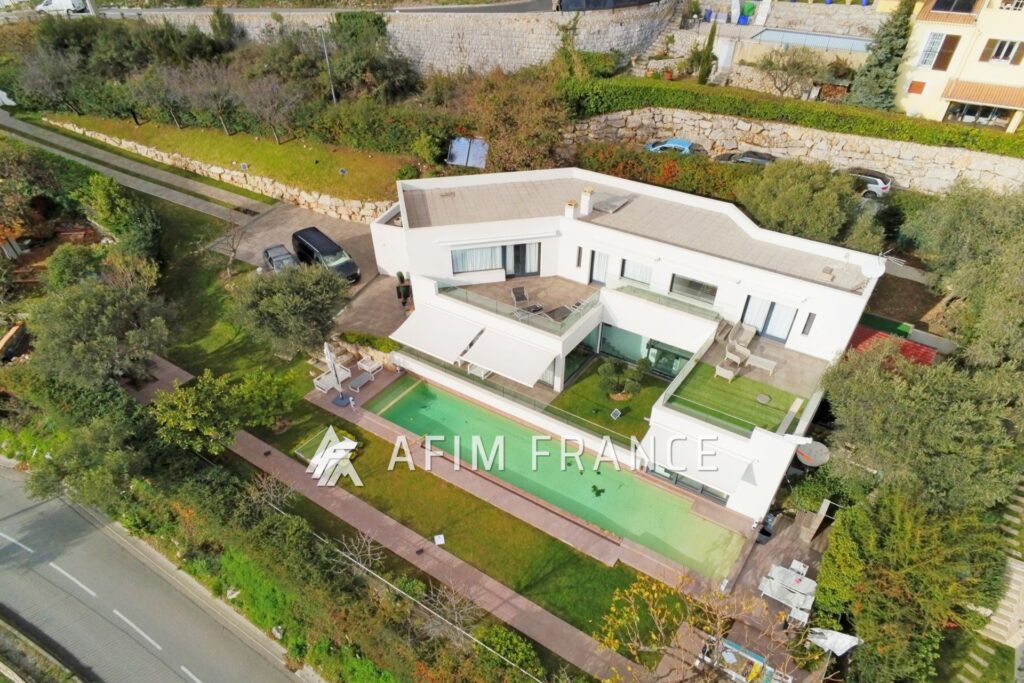 Superbe Villa moderne avec piscine, 350 m² habitables sur un t – 8 pièces – 4 chambres – 350.00 m²