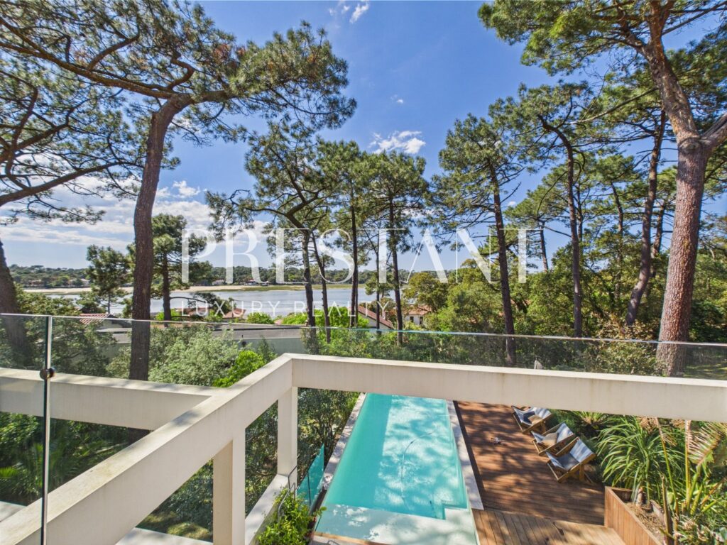 Maison – 10 pièces – 6 chambres – 290 m²