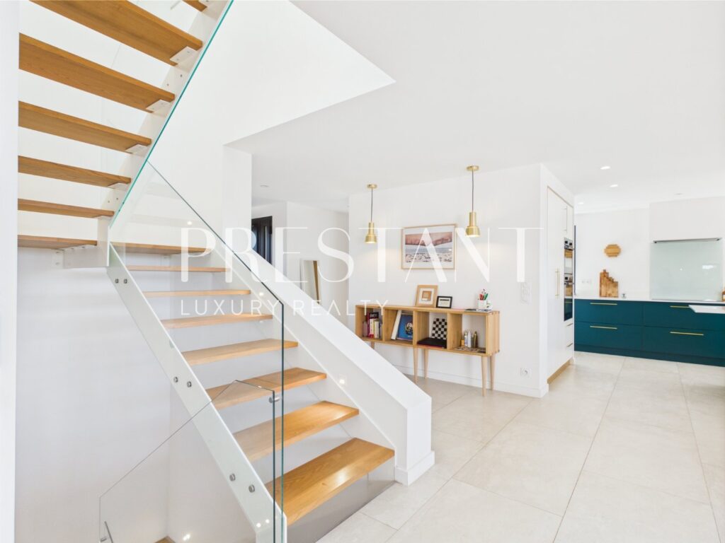 Maison – 10 pièces – 6 chambres – 290 m²