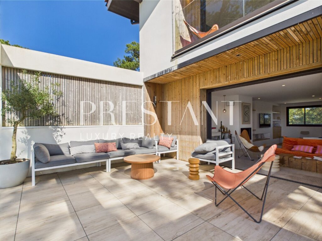 Maison – 10 pièces – 6 chambres – 290 m²