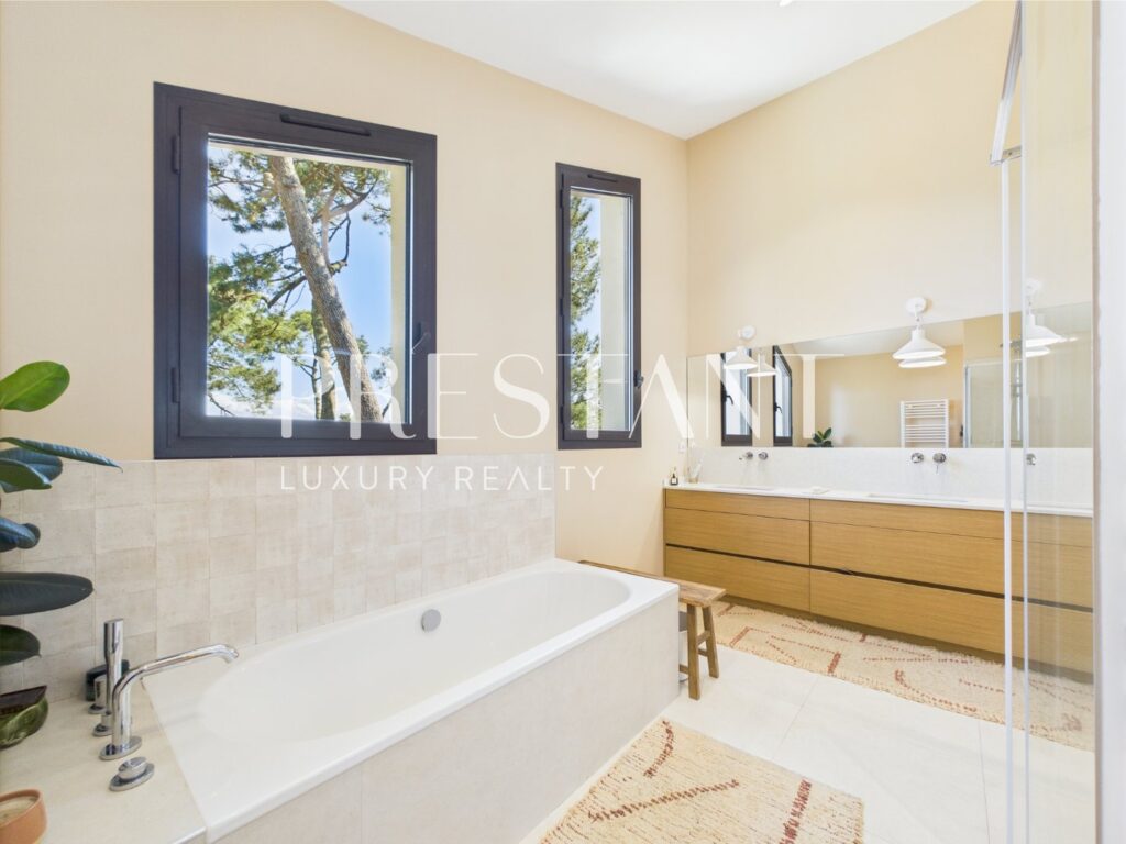 Maison – 10 pièces – 6 chambres – 290 m²