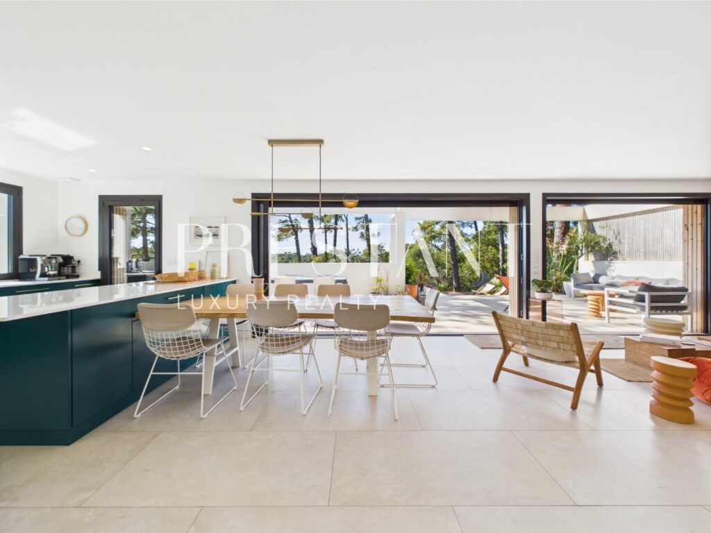 Maison – 10 pièces – 6 chambres – 290 m²