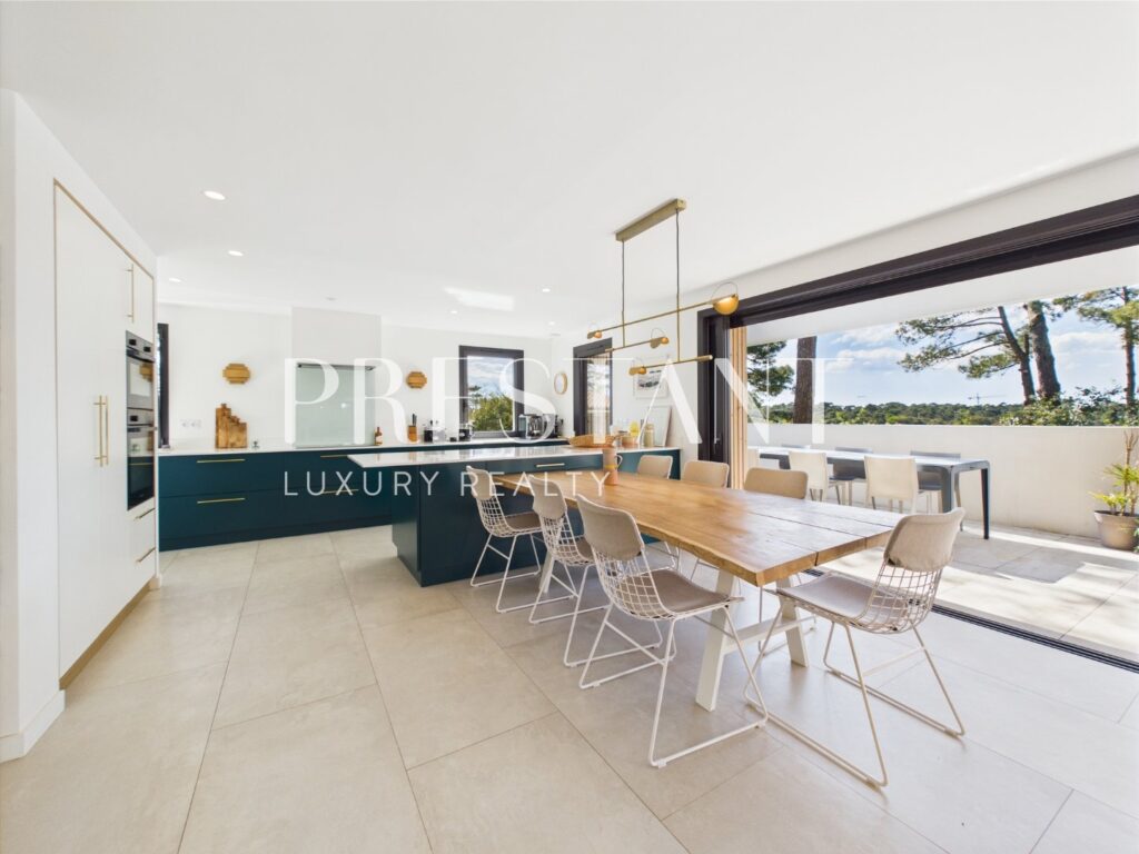 Maison – 10 pièces – 6 chambres – 290 m²