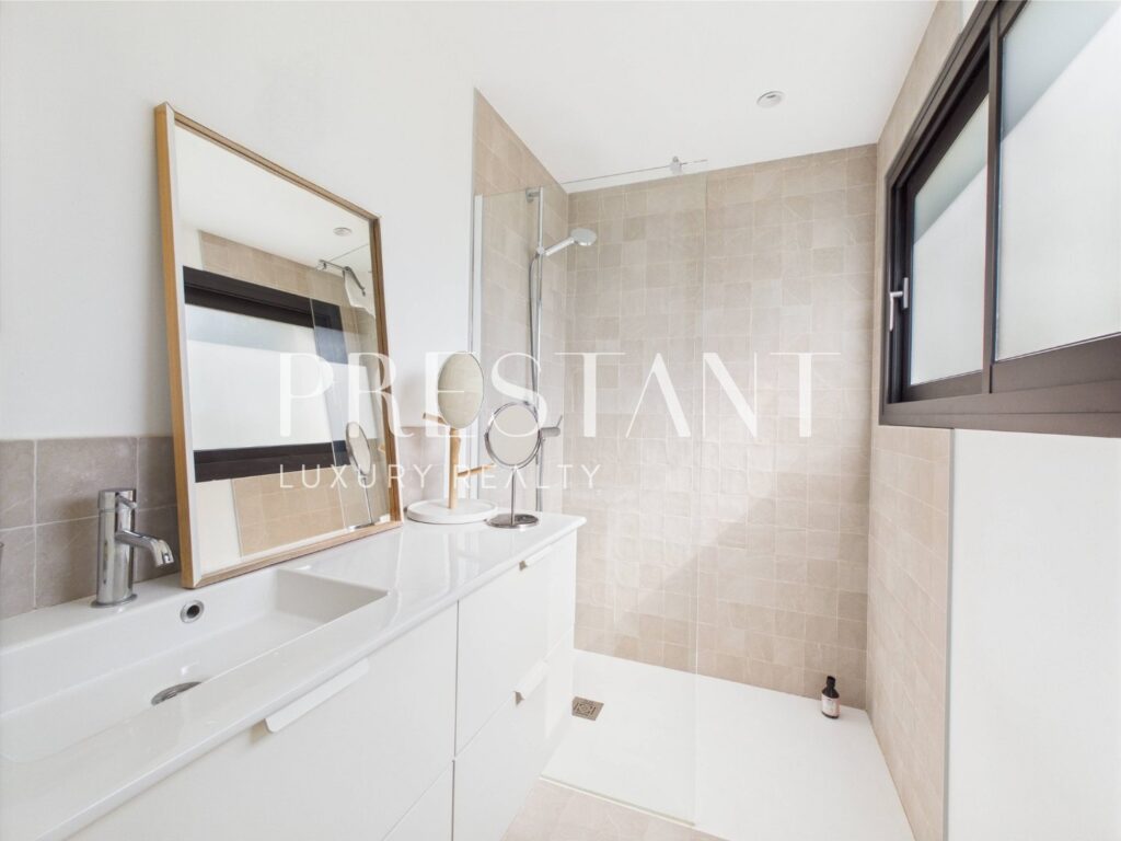 Maison – 10 pièces – 6 chambres – 290 m²