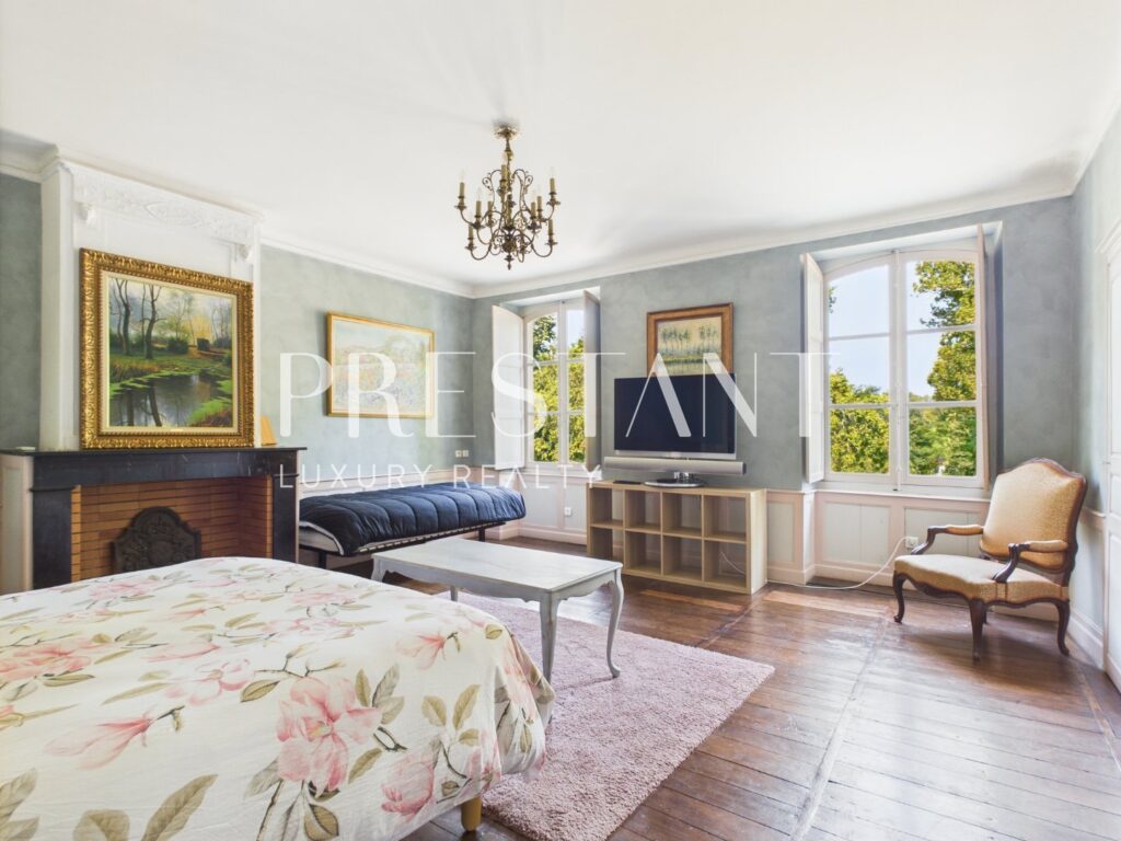 Maison – 11 pièces – 7 chambres – 518 m²