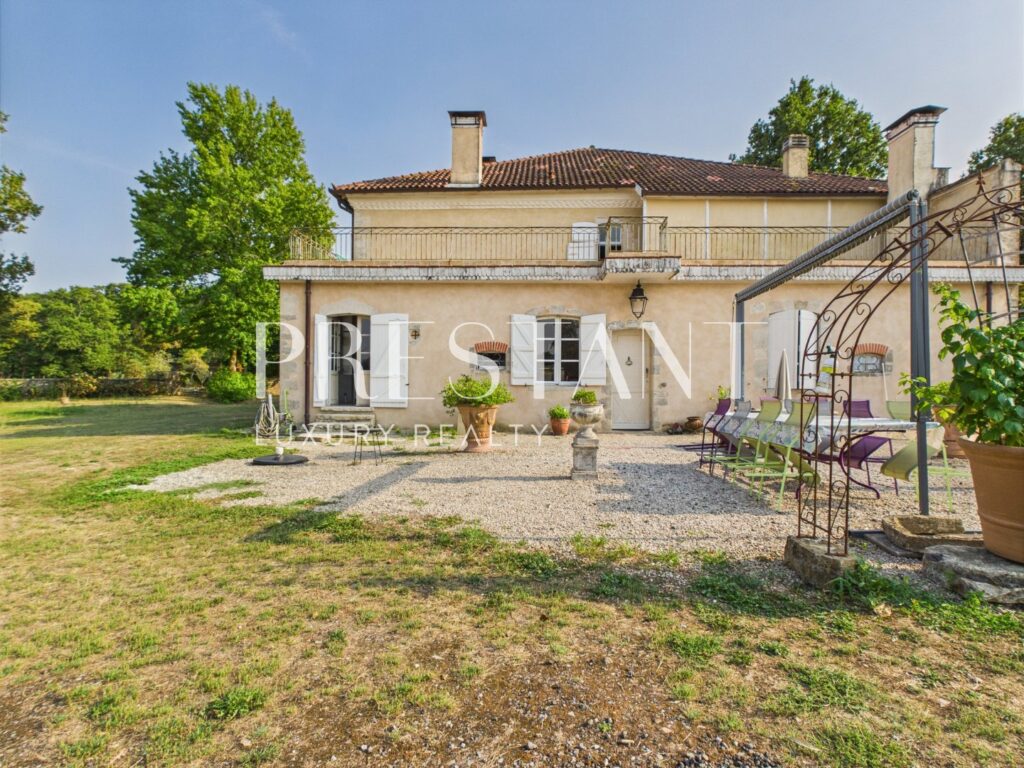 Maison – 11 pièces – 7 chambres – 518 m²