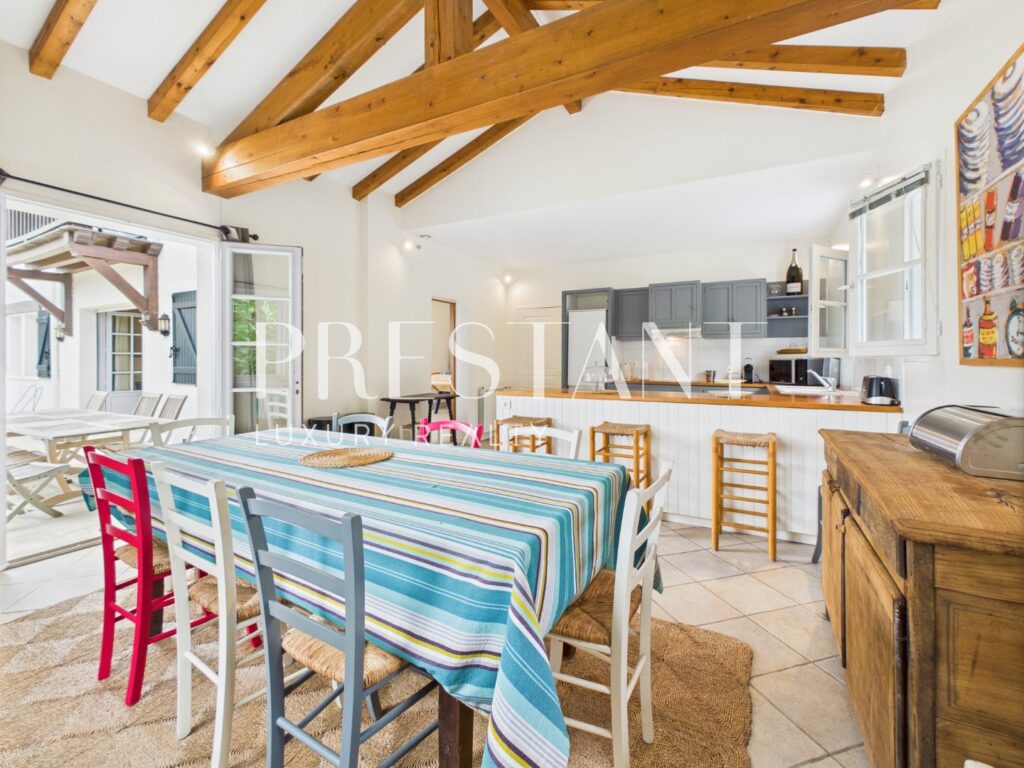 Maison – 7 pièces – 5 chambres – 250 m²