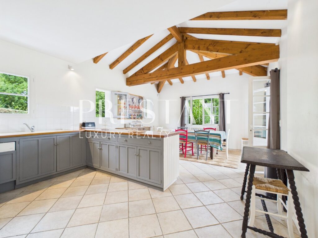 Maison – 7 pièces – 5 chambres – 250 m²