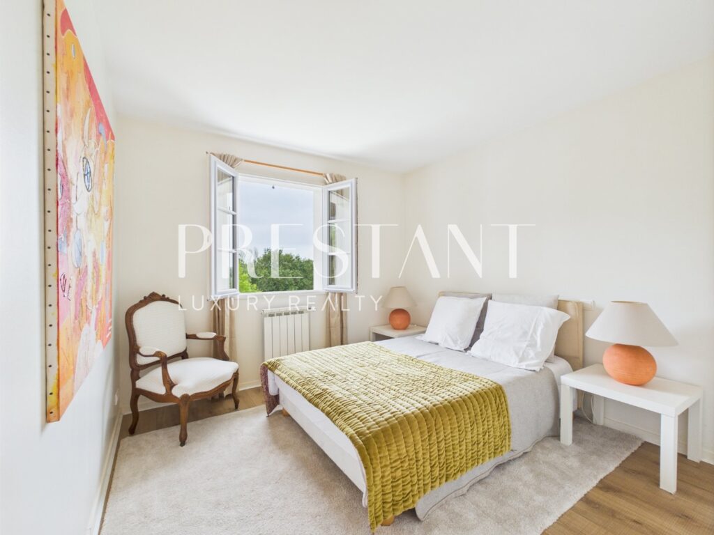 Maison – 7 pièces – 5 chambres – 250 m²