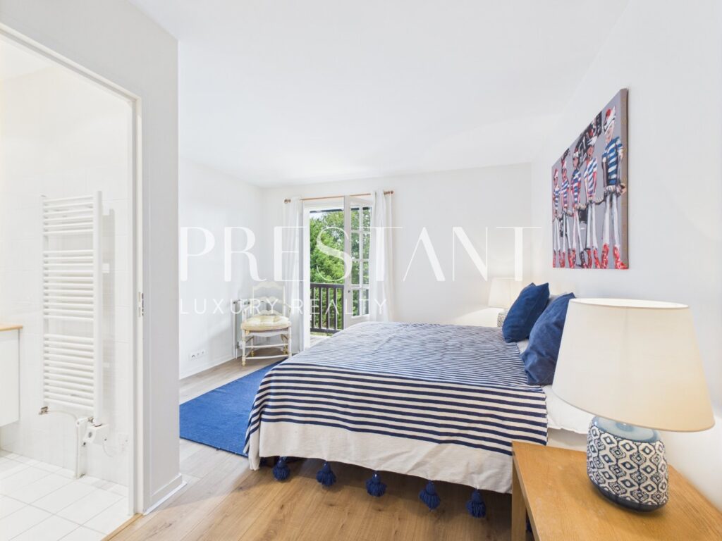 Maison – 7 pièces – 5 chambres – 250 m²