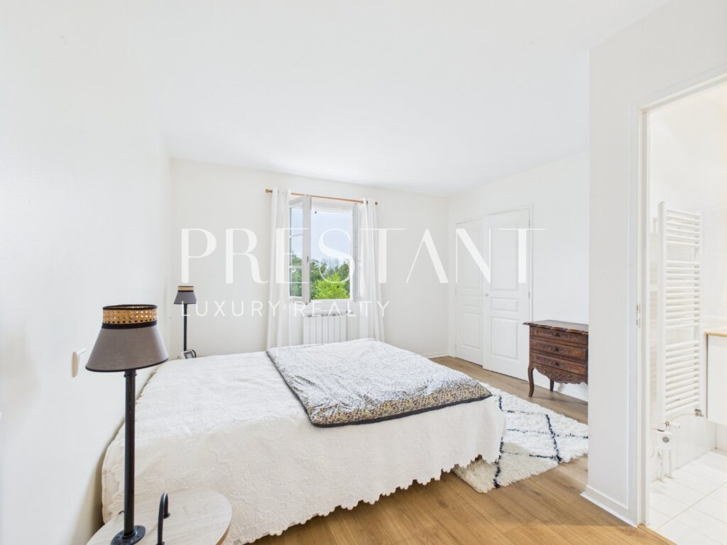 Maison – 7 pièces – 5 chambres – 250 m²