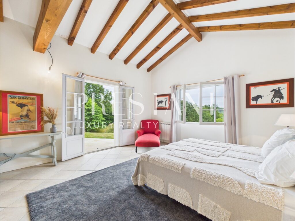 Maison – 7 pièces – 5 chambres – 250 m²